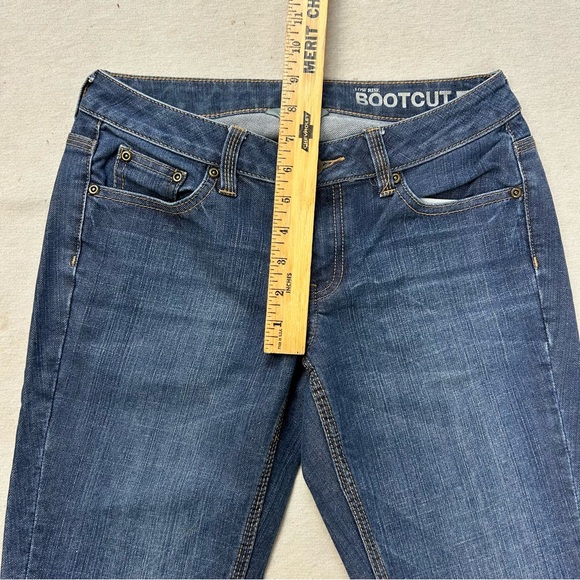 New York & Company PETITE Low Rise Boot Cut Curvy Medium Wash Jeans W - Picture 6 of 10